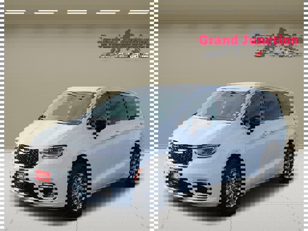 Used 2024 Chrysler Pacifica Touring-L image 2