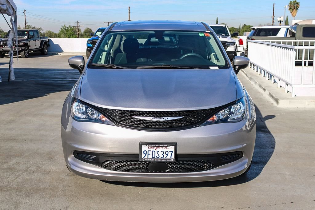 Used 2021 Chrysler Voyager L image 3