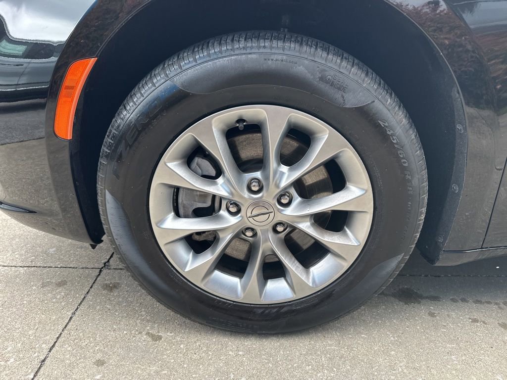 Used 2024 Chrysler Pacifica Touring-L image 6