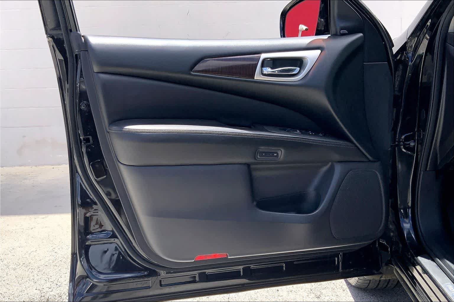 Used 2015 Nissan Pathfinder Platinum w/ Family Entertainment Package FWD image 27