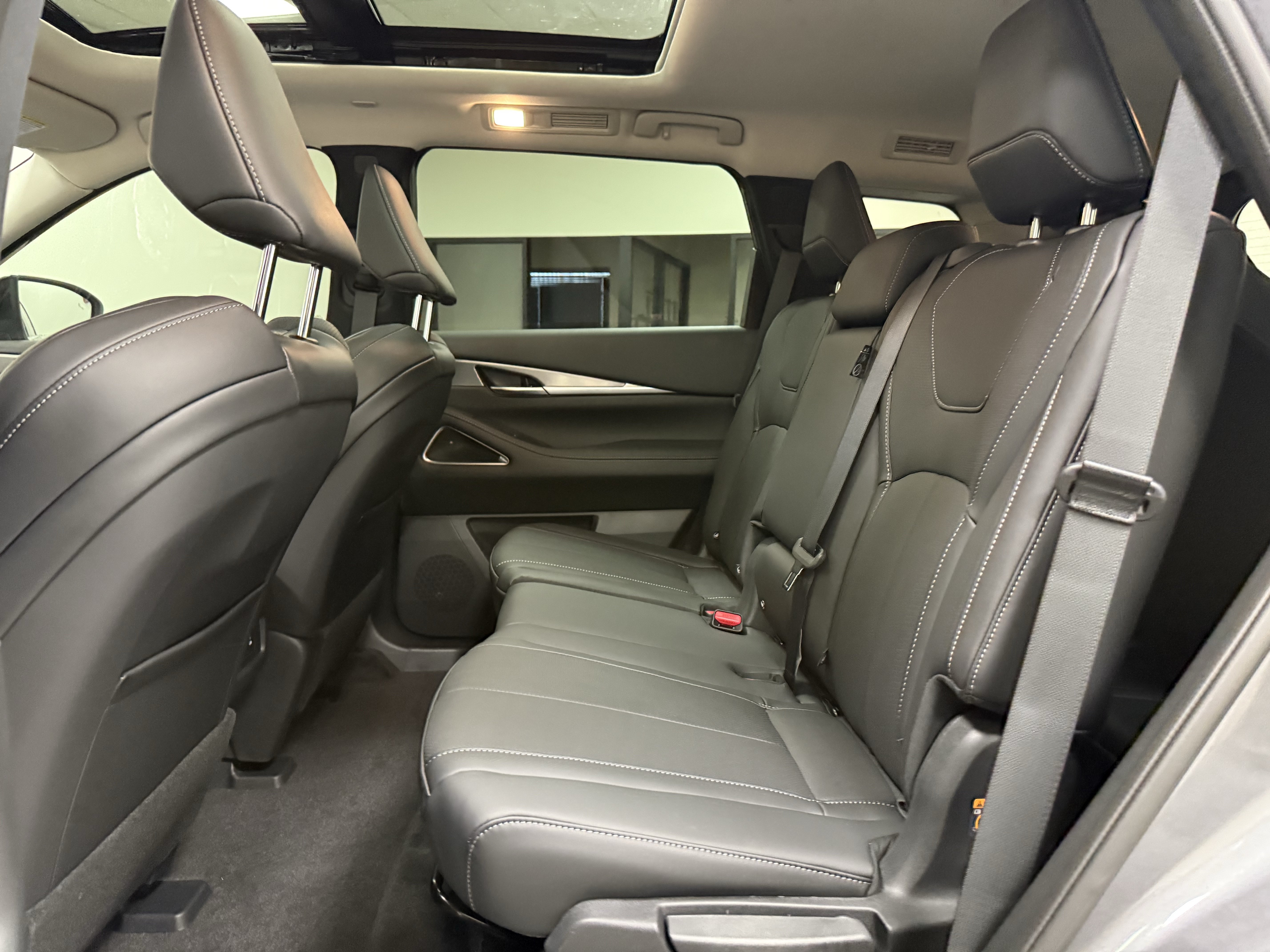 Certified 2027 INFINITI QX60 Luxe w/ Cargo Package FWD image 15