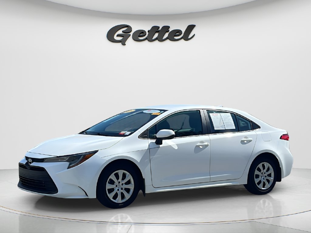 Used 2025 Toyota Corolla LE FWD image 1