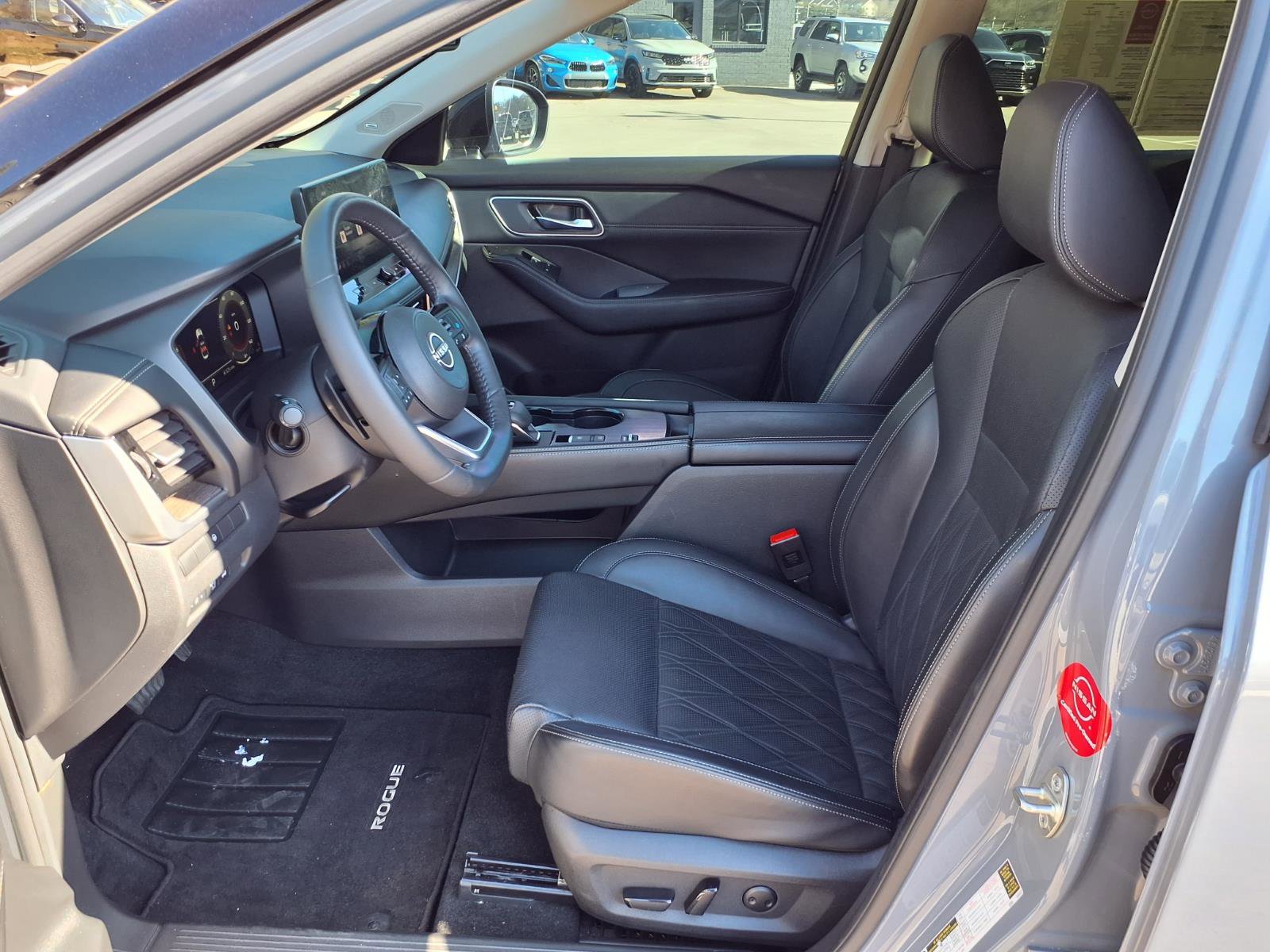 Used 2024 Nissan Rogue Platinum image 11