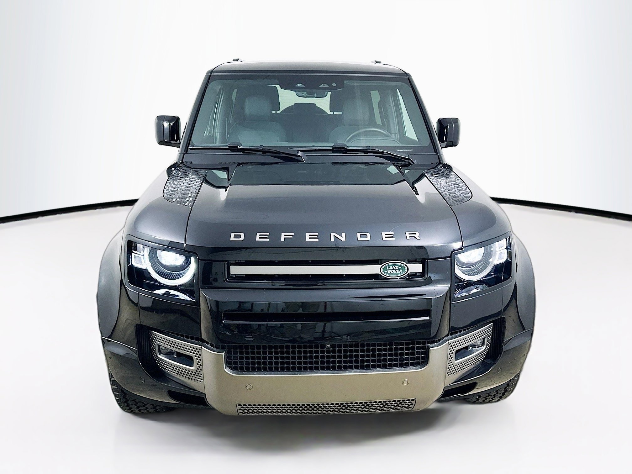 Used 2024 Land Rover Defender 90 X-Dynamic SE image 2