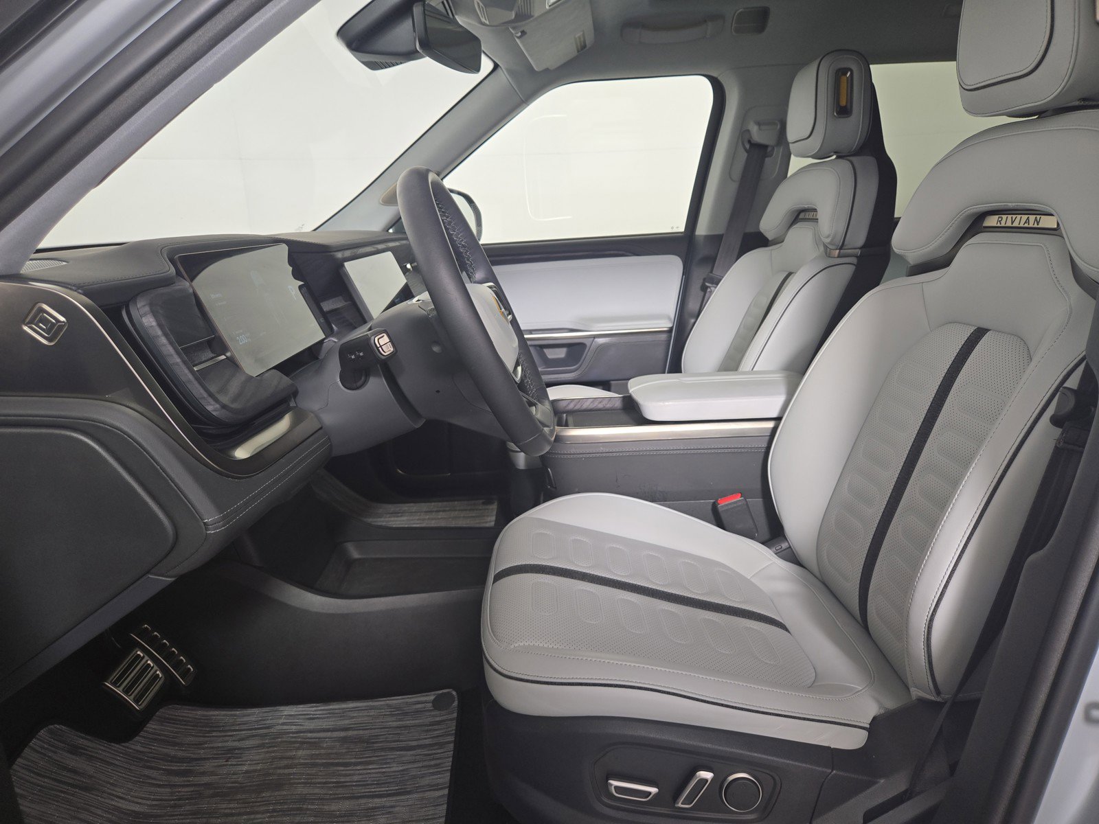 Used 2024 Rivian R1S Adventure image 20