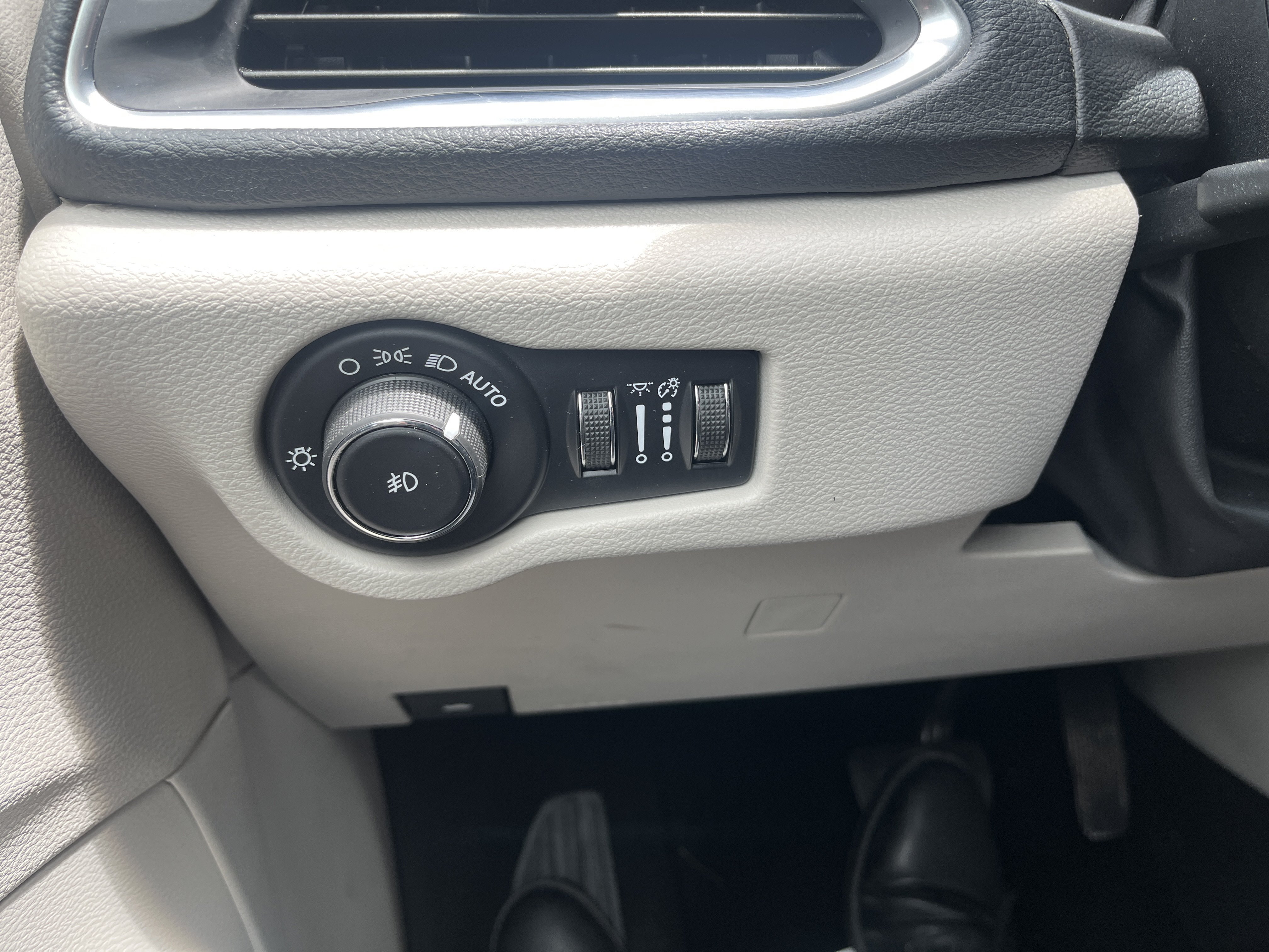 Used 2019 Chrysler Pacifica Limited w/ Tire & Wheel Group FWD image 28