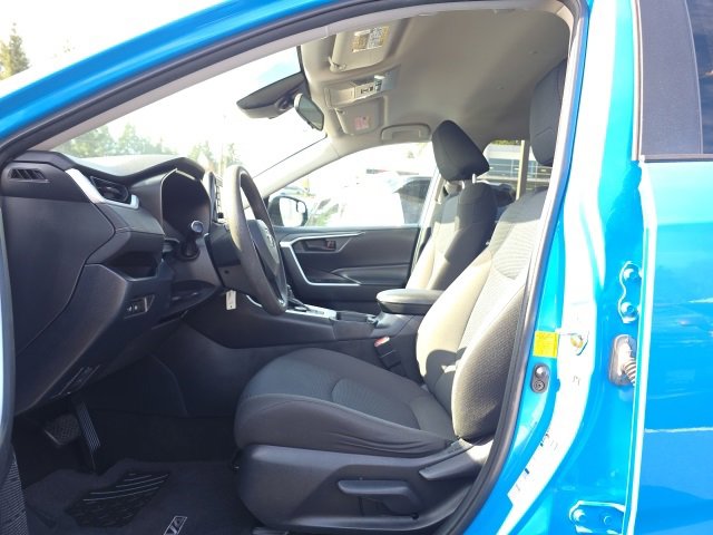 Used 2020 Toyota RAV4 LE w/ Carpet Mat Package image 9
