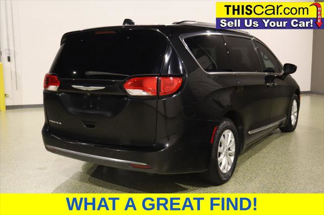 Used 2017 Chrysler Pacifica Touring-L FWD image 7