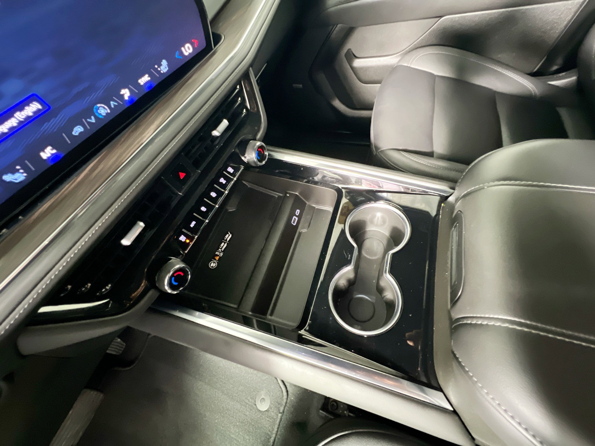 Used 2025 Chevrolet Suburban Z71 image 26