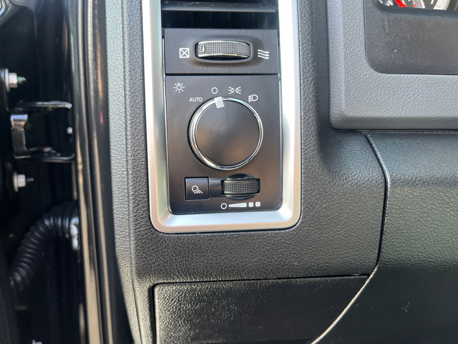 Used 2016 RAM 1500 Classic SLT image 31