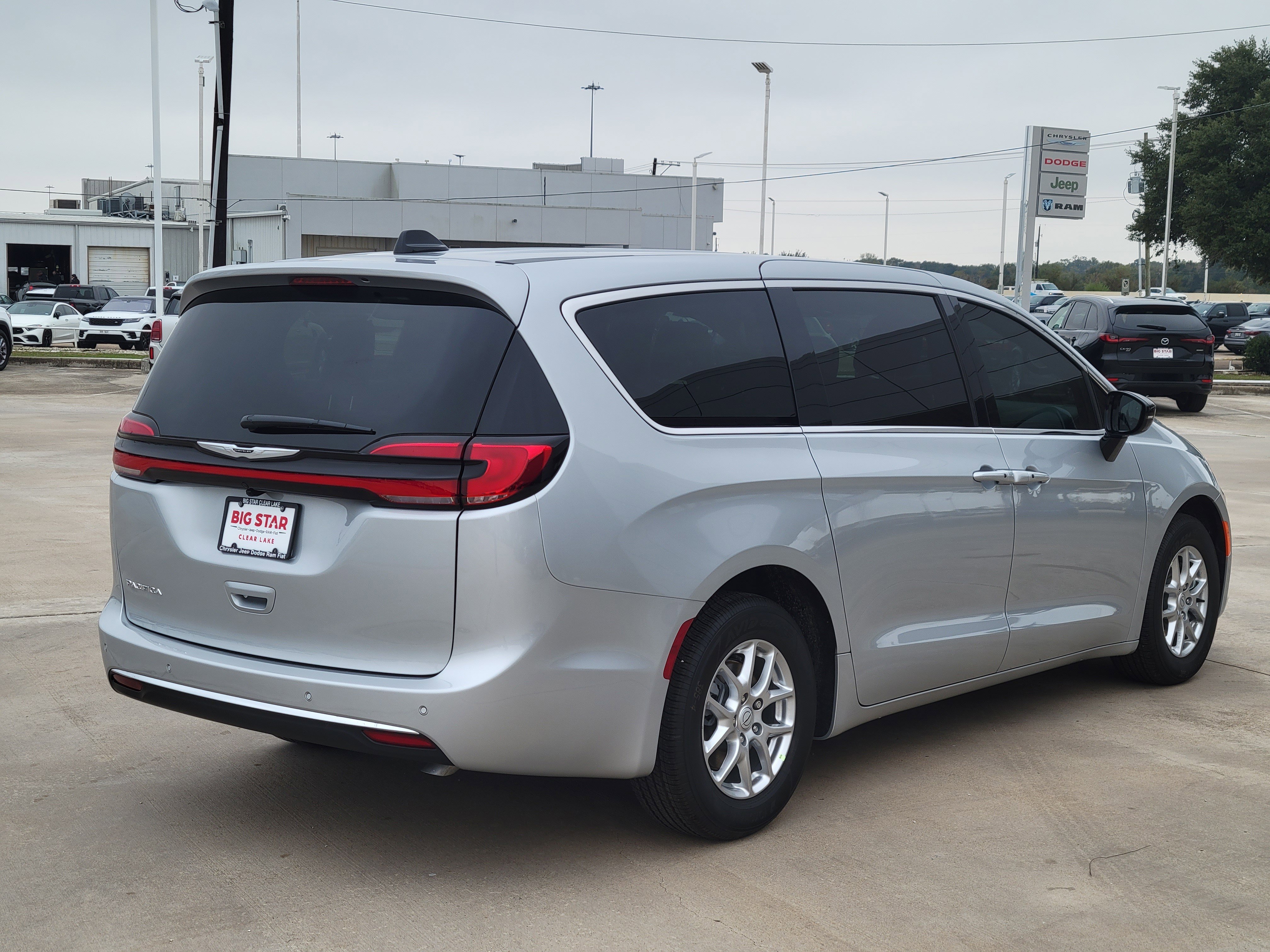 New 2026 Chrysler Pacifica Select image 5