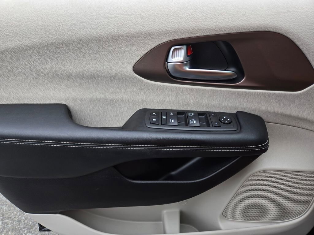 Used 2022 Chrysler Voyager LX image 33