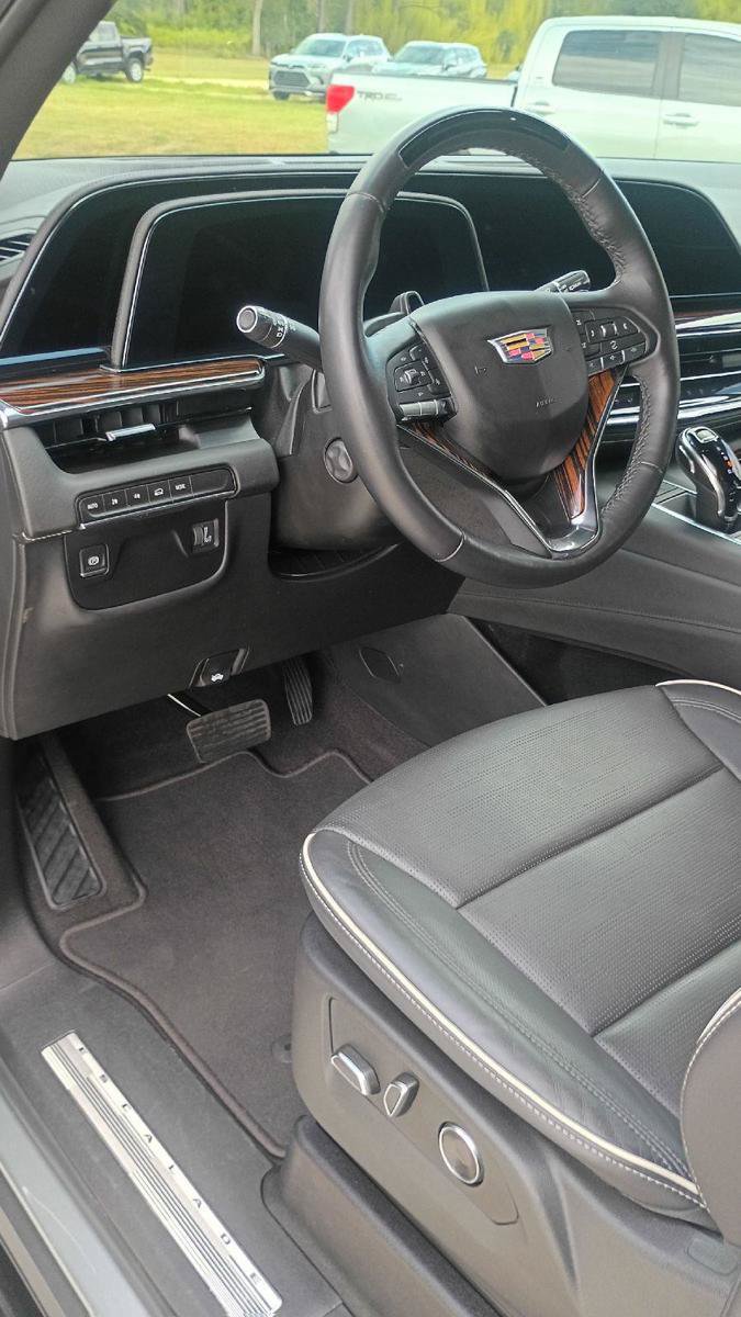 Used 2024 Cadillac Escalade Premium Luxury AWD/4WD image 11