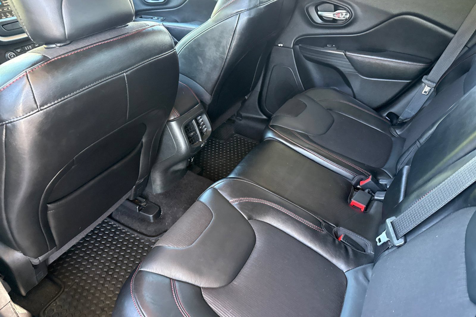 Used 2015 Jeep Cherokee Trailhawk AWD/4WD image 6