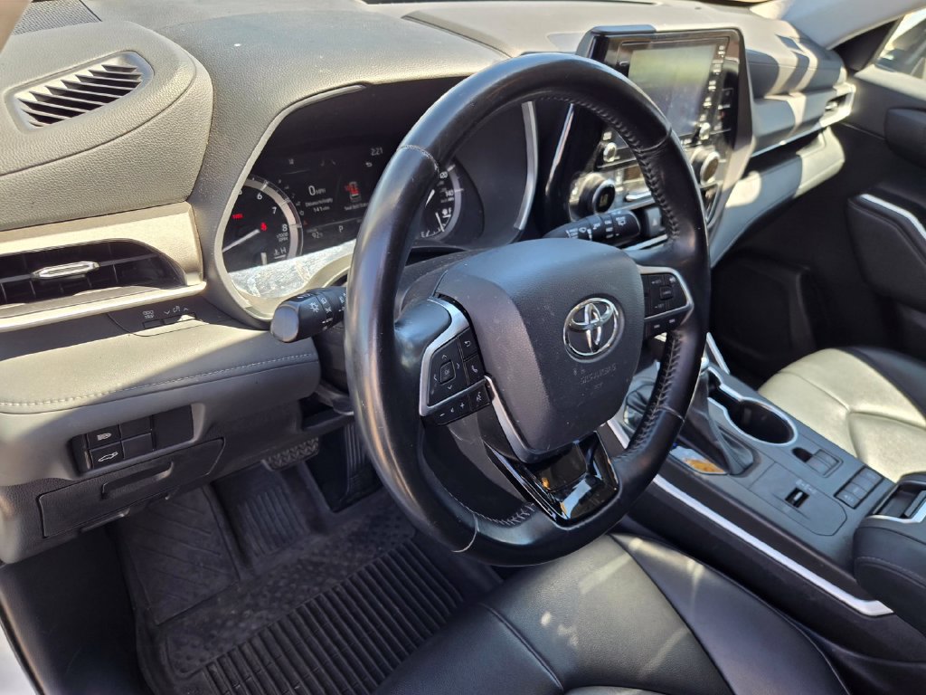 Used 2021 Toyota Highlander XLE FWD image 18