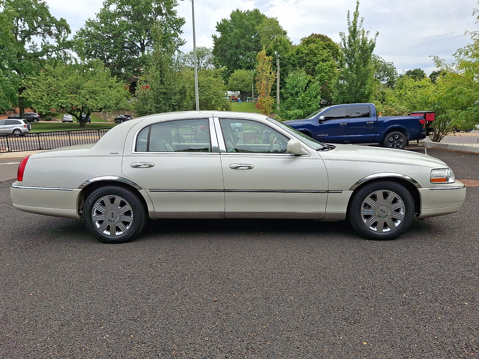 Used 2004 Lincoln Town Car Ultimate RWD image 7