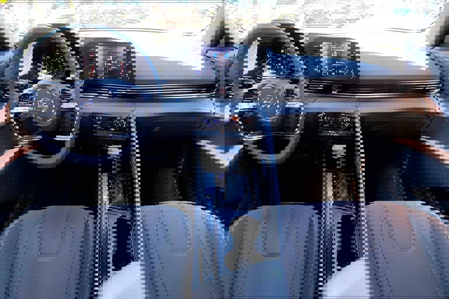 Used 2023 Hyundai Elantra SEL w/ Preferred Accessory Package FWD image 16