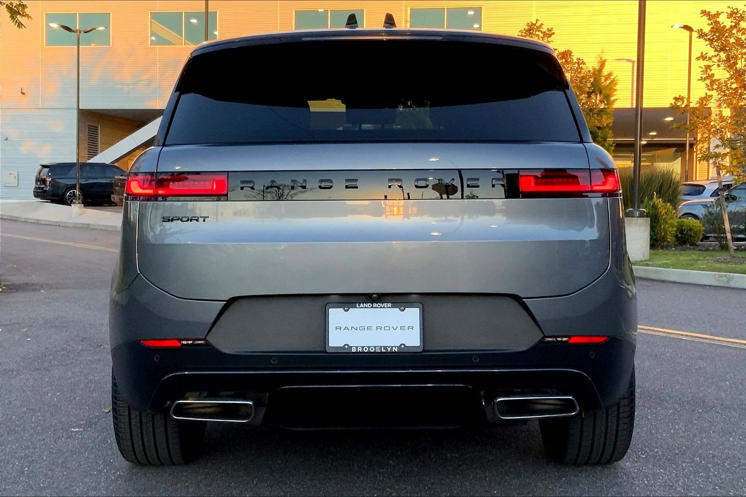 Used 2024 Land Rover Range Rover Sport SE image 4