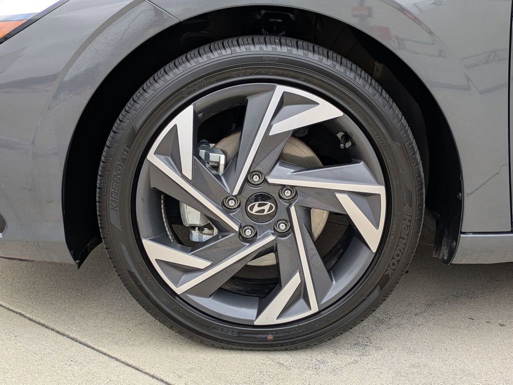 Used 2025 Hyundai Elantra SEL image 31