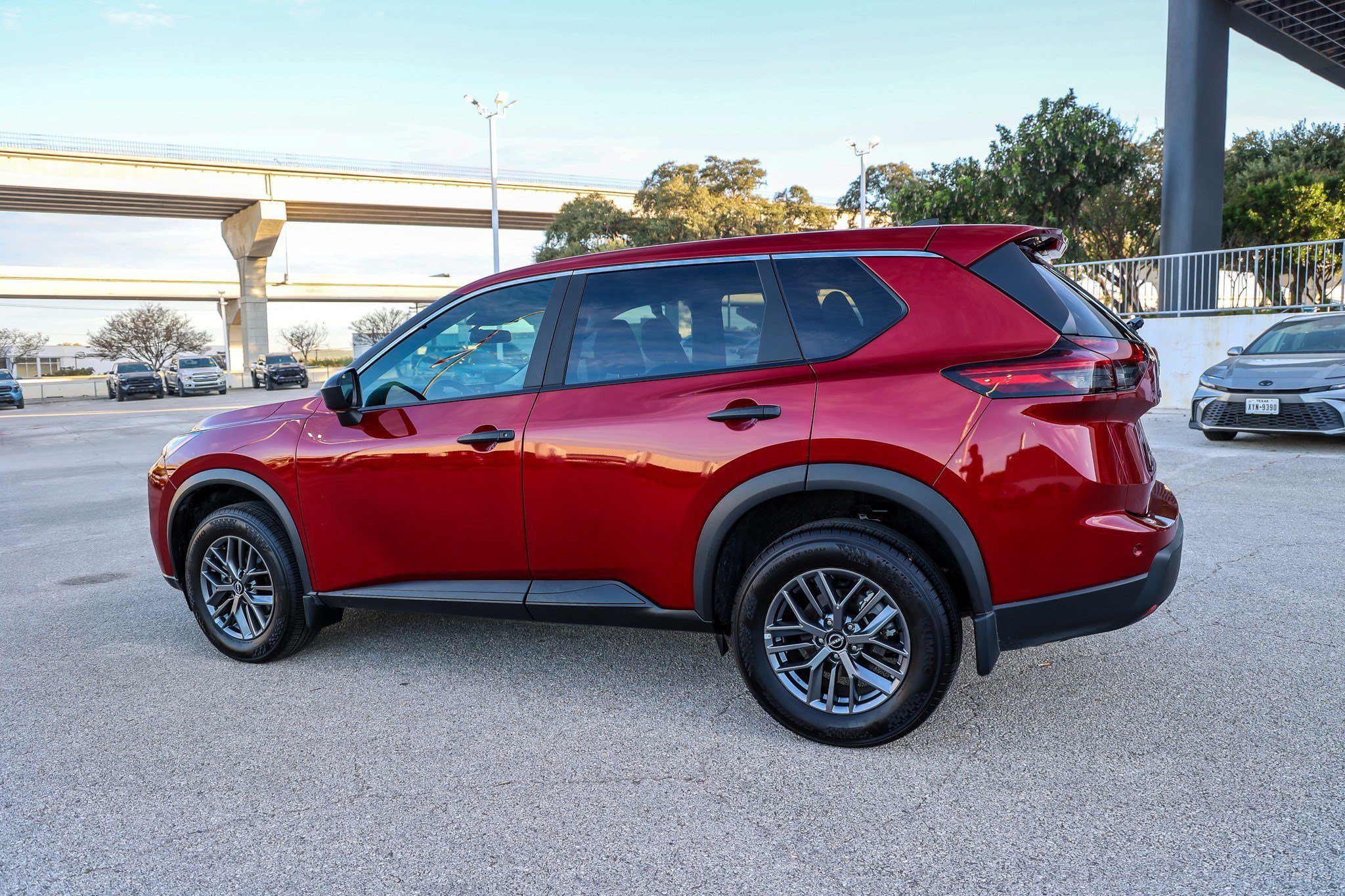 Used 2025 Nissan Rogue S AWD/4WD image 10