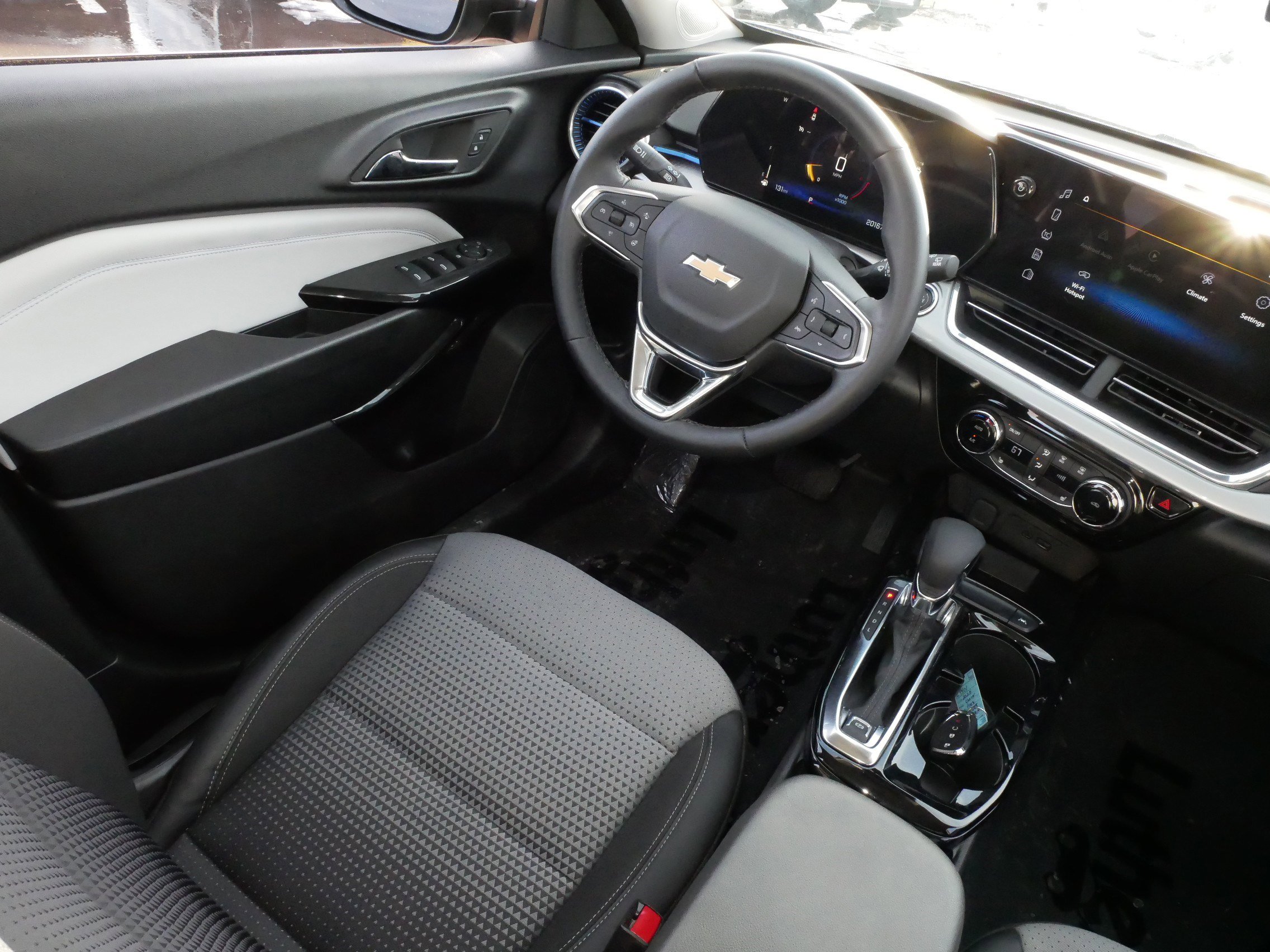 Used 2025 Chevrolet Trax LT w/ LT Convenience Package image 9