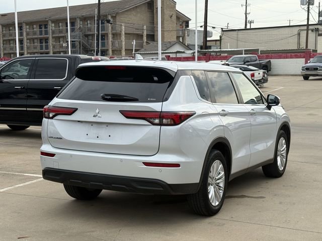 Used 2023 Mitsubishi Outlander ES AWD/4WD image 4