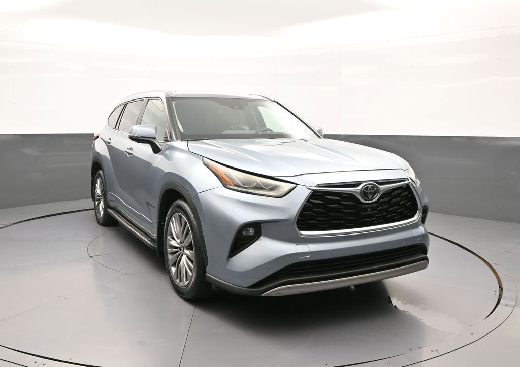 Certified 2020 Toyota Highlander Platinum w/ Preferred Accessory Package AWD/4WD image 3