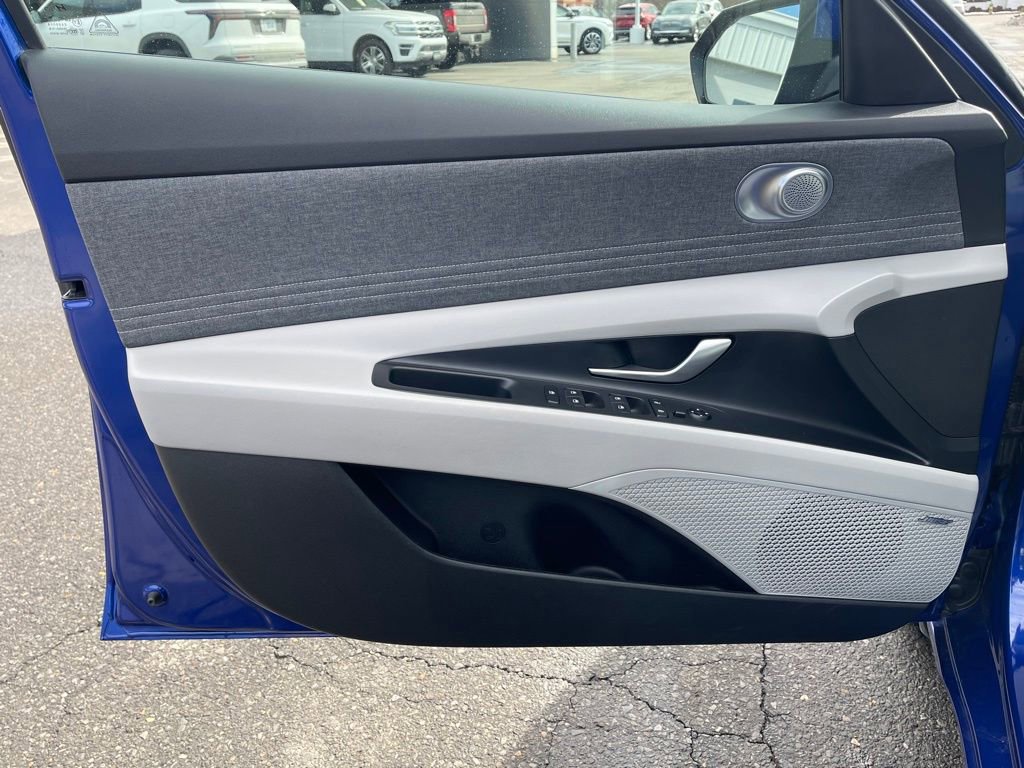 Used 2023 Hyundai Elantra Limited image 16
