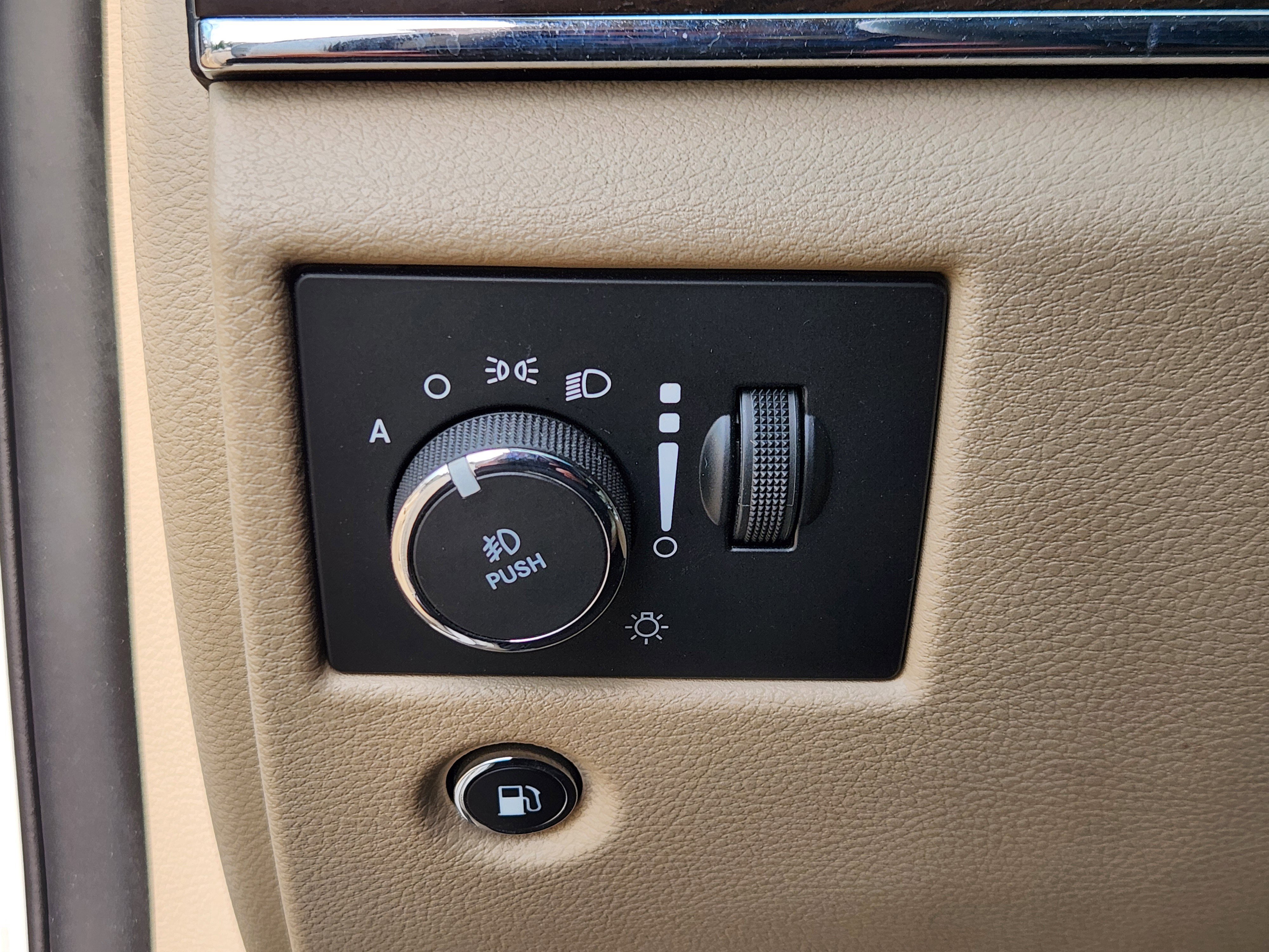 Used 2018 Jeep Grand Cherokee Limited AWD/4WD image 25