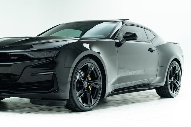 Used 2019 Chevrolet Camaro SS w/ Black Appearance Package RWD image 9