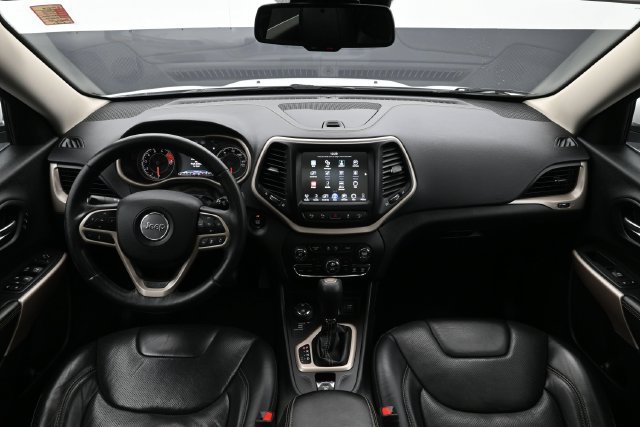 Used 2017 Jeep Cherokee Limited w/ Luxury Group AWD/4WD image 12