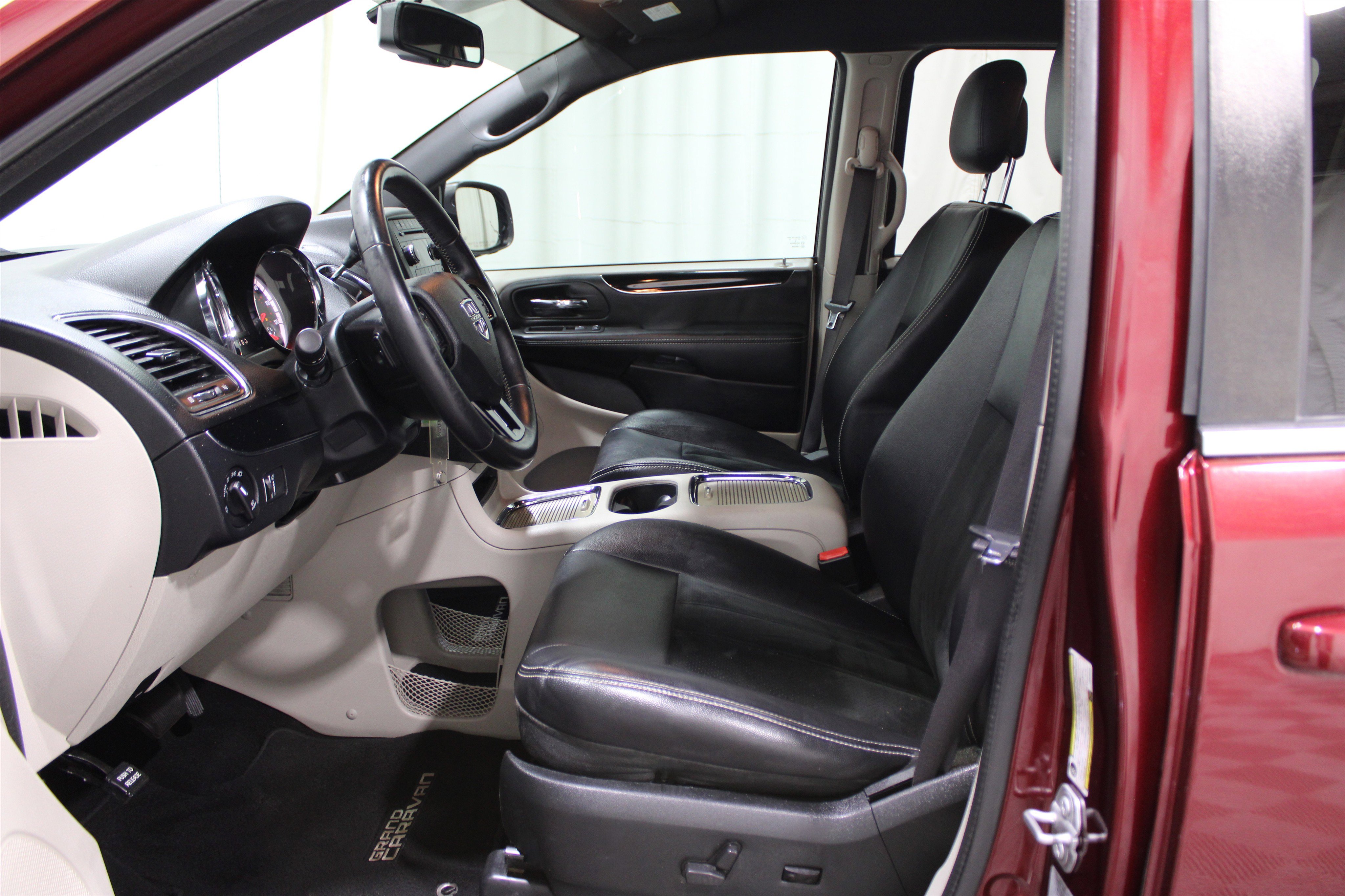 Used 2017 Dodge Grand Caravan SXT image 3