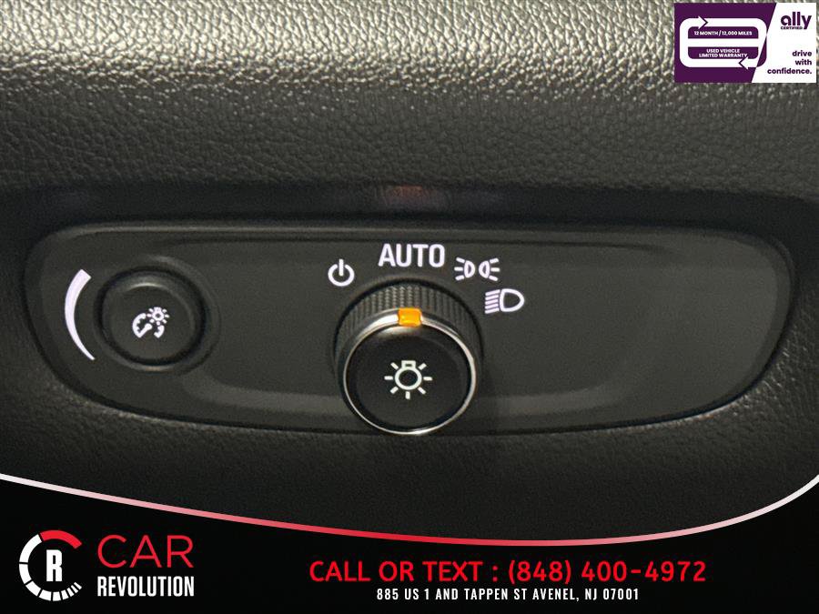 Used 2023 Chevrolet Traverse Premier FWD image 31