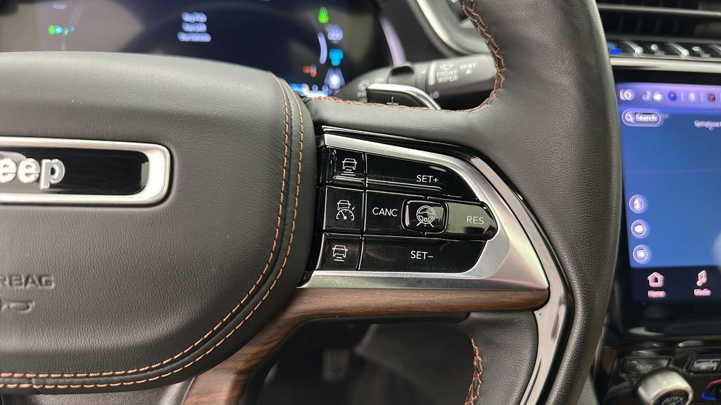 Used 2023 Jeep Grand Cherokee Summit AWD/4WD image 19