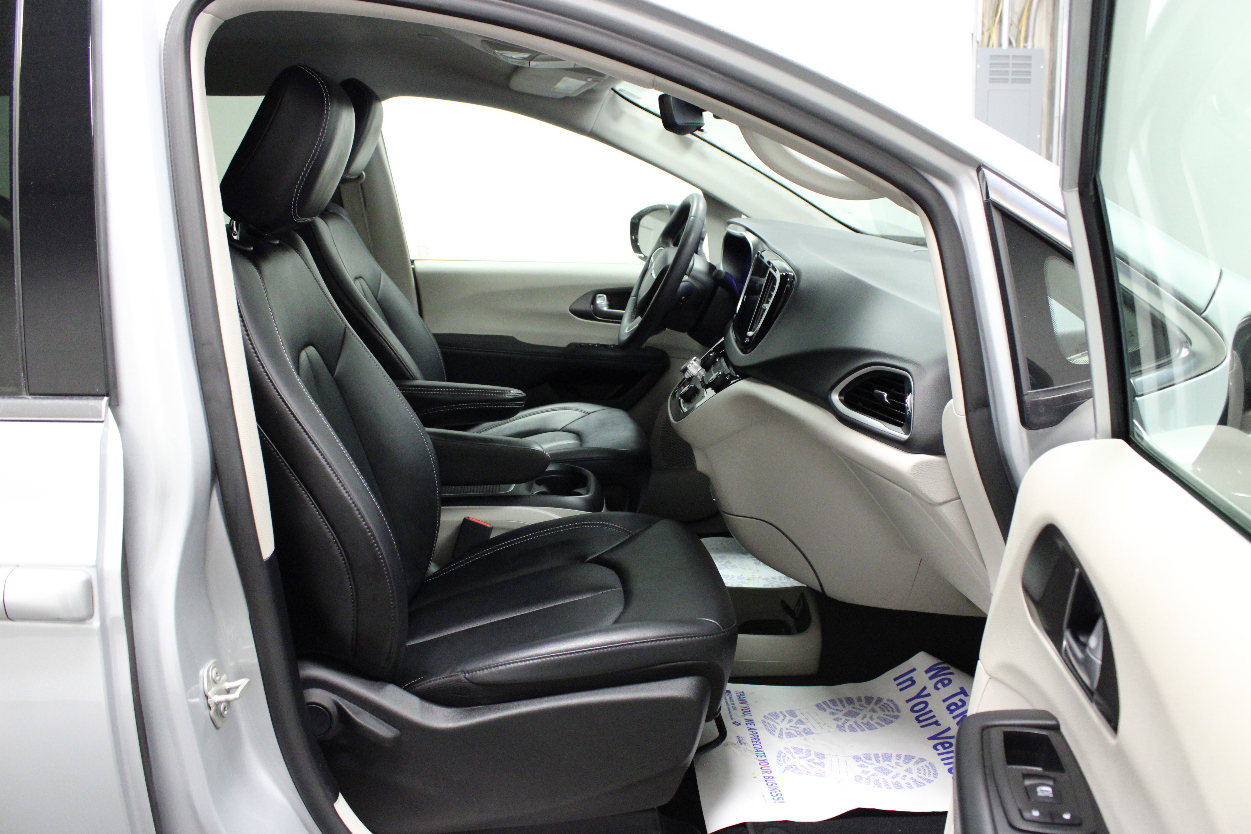 Used 2024 Chrysler Pacifica Touring-L image 17