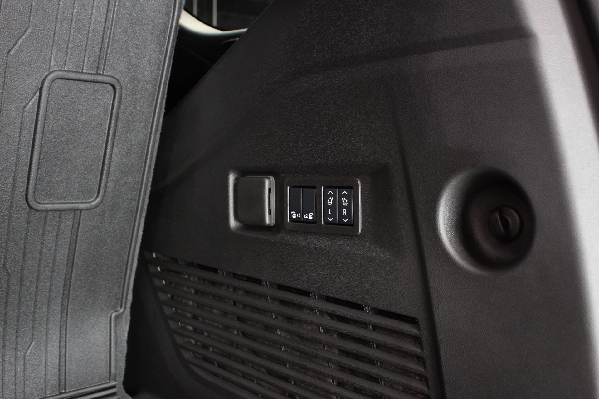 Used 2025 GMC Yukon Denali Ultimate w/ LPO, Floor Liner Package AWD/4WD image 93