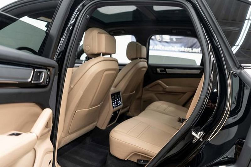 Used 2023 Porsche Cayenne Platinum Edition image 32