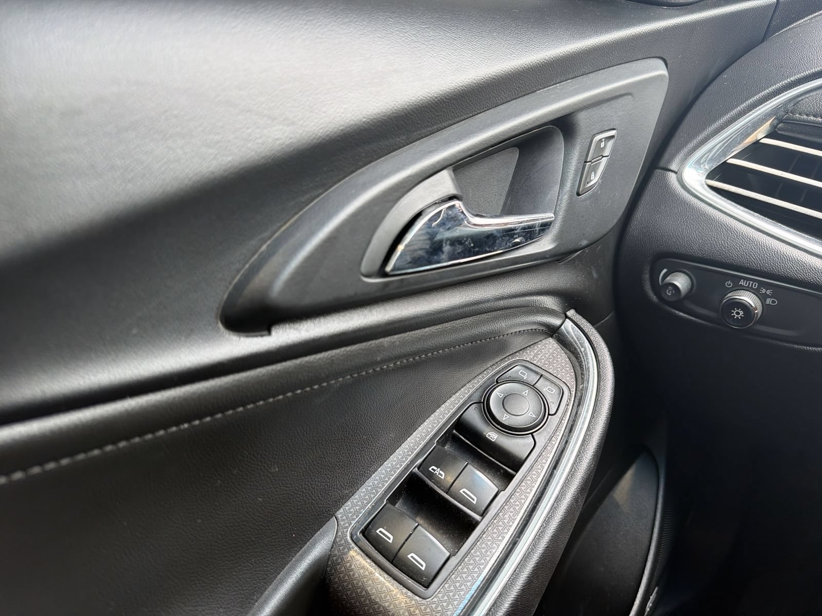 Used 2018 Chevrolet Malibu LT w/ Leather Package FWD image 24
