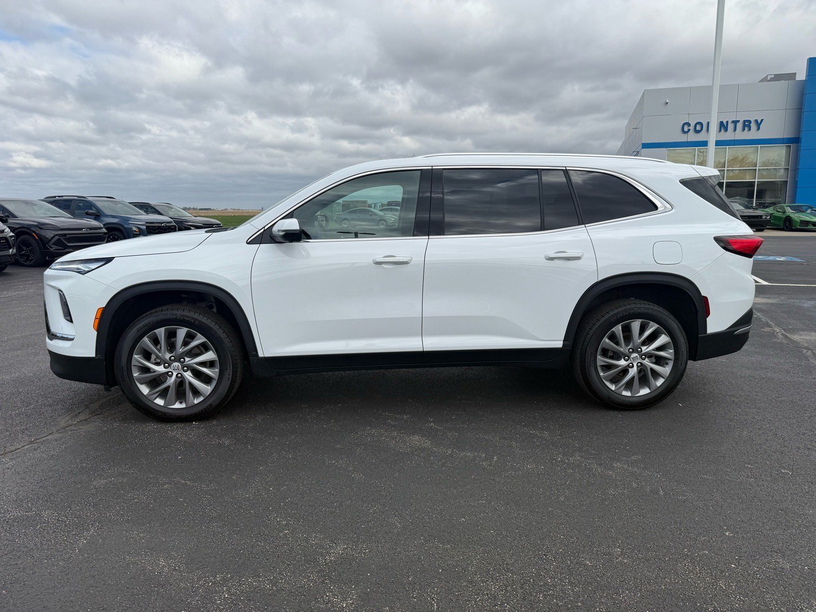 Used 2025 Buick Enclave Preferred FWD image 2