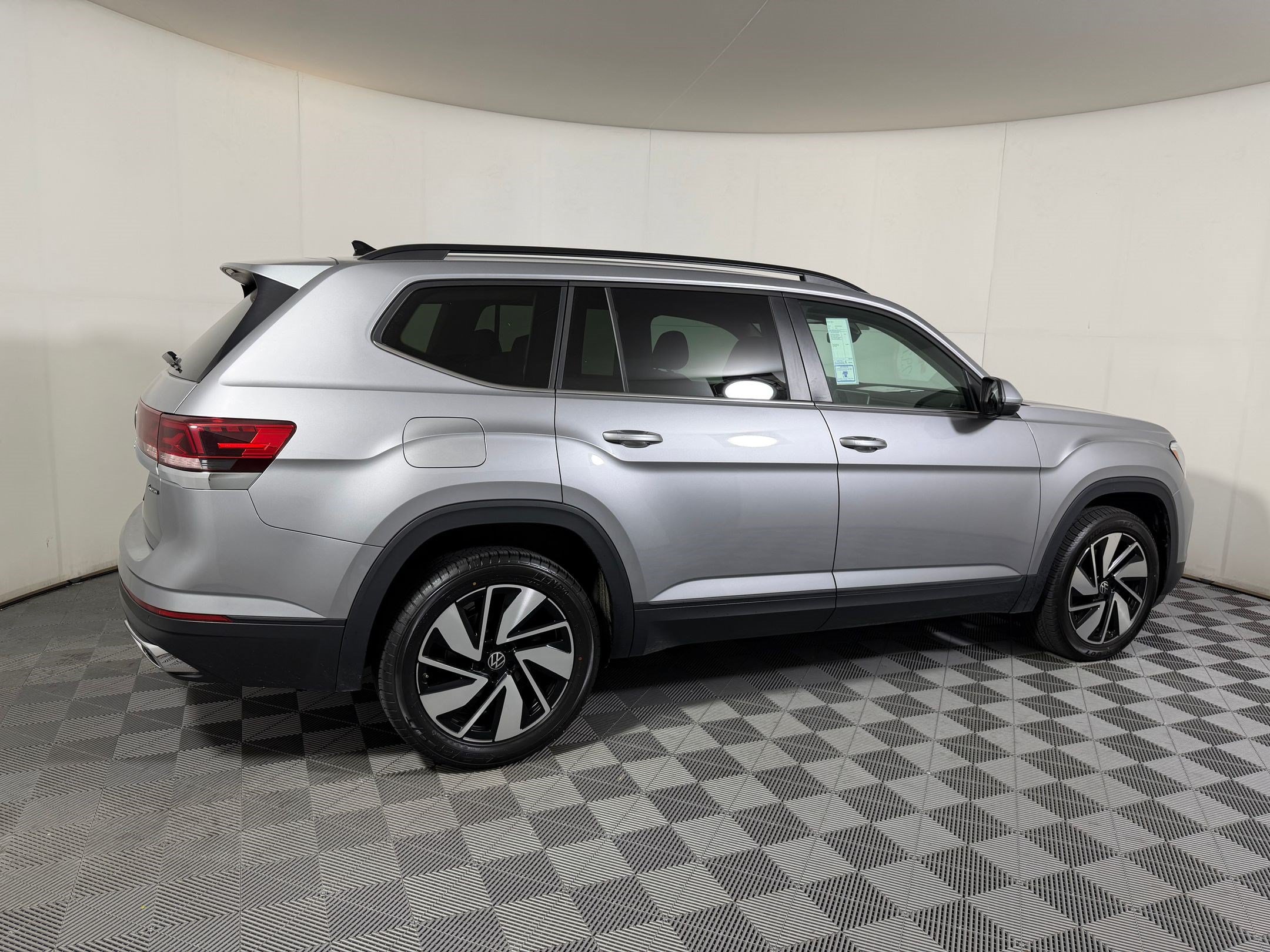 Used 2025 Volkswagen Atlas SE AWD/4WD image 7
