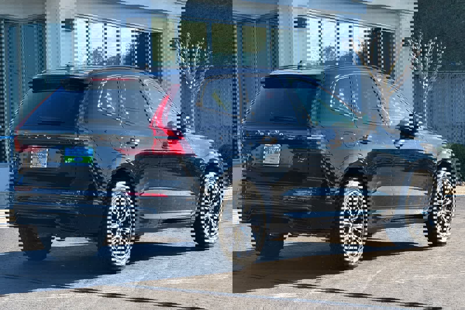 Used 2025 Volvo XC60 B5 Plus image 4