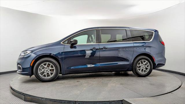 Used 2025 Chrysler Pacifica Select FWD image 3