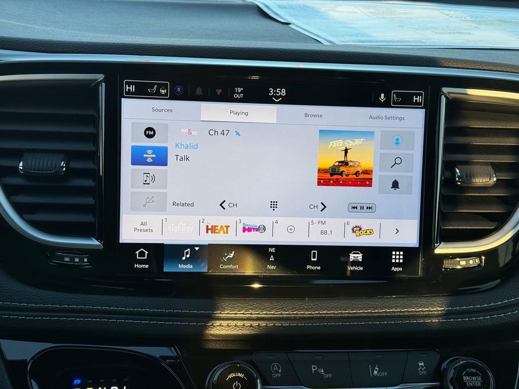 New 2026 Chrysler Pacifica Limited w/ Trailer Tow Group AWD/4WD image 16