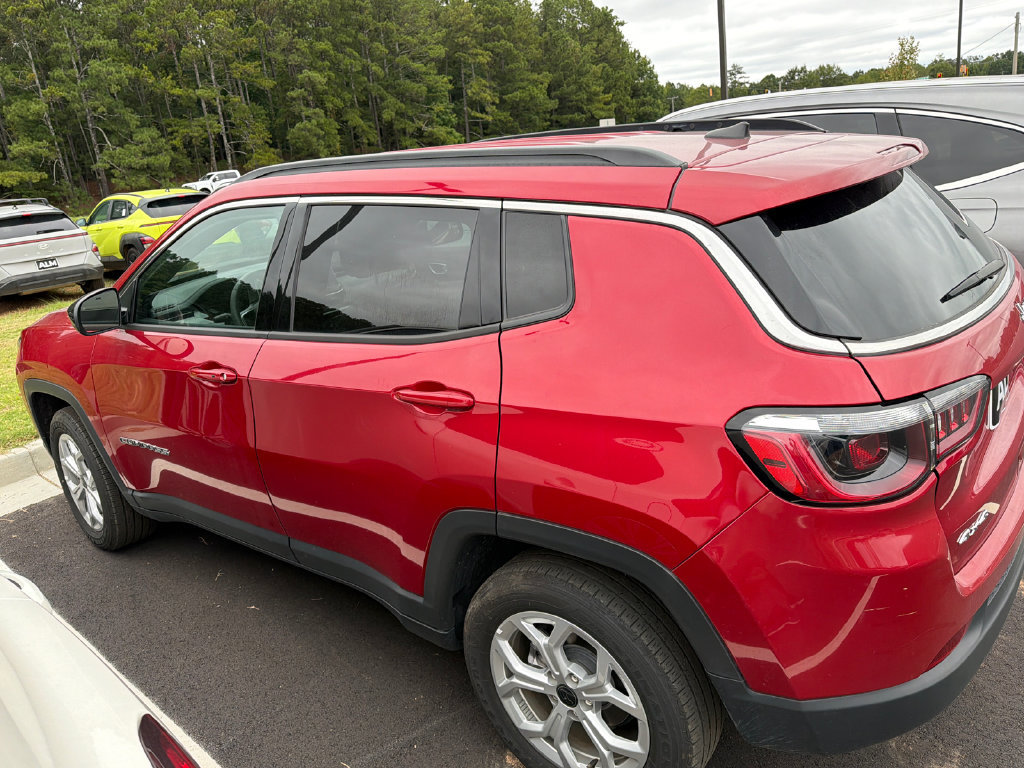 Used 2025 Jeep Compass Latitude AWD/4WD image 8