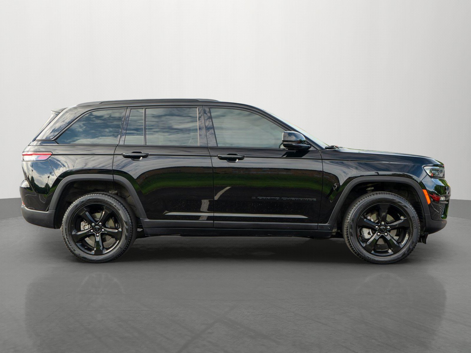 Used 2023 Jeep Grand Cherokee Limited w/ Black Appearance Package AWD/4WD image 8