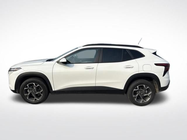 Used 2025 Chevrolet Trax LT FWD image 2