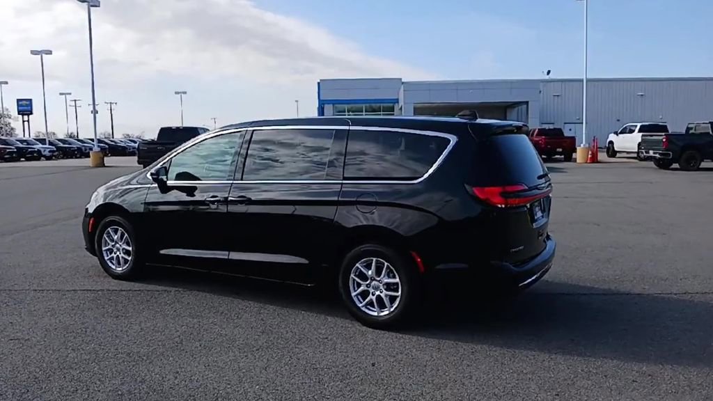 Used 2024 Chrysler Pacifica Touring-L image 6