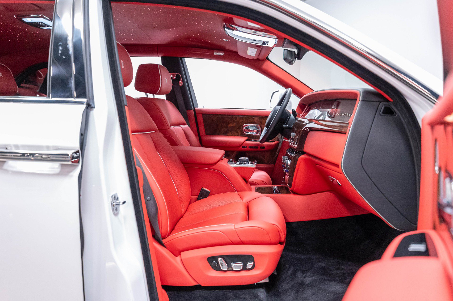 Used 2019 Rolls-Royce Phantom Sedan RWD image 47