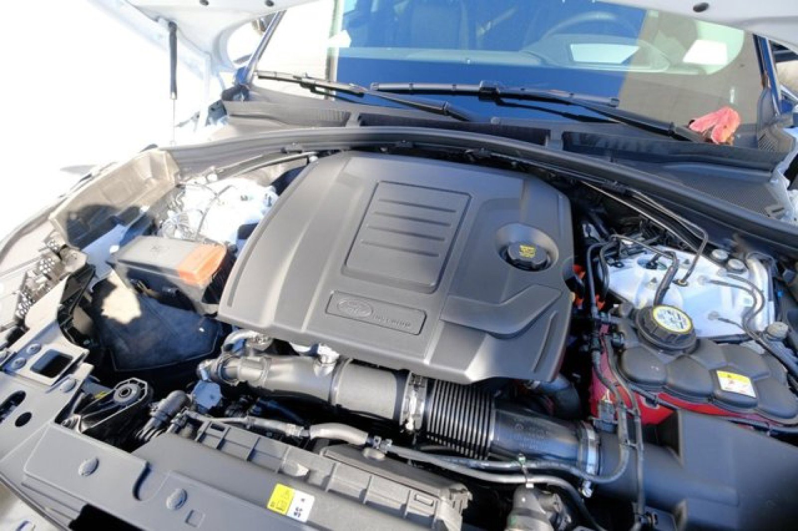 New 2025 Land Rover Range Rover Velar Dynamic SE image 9