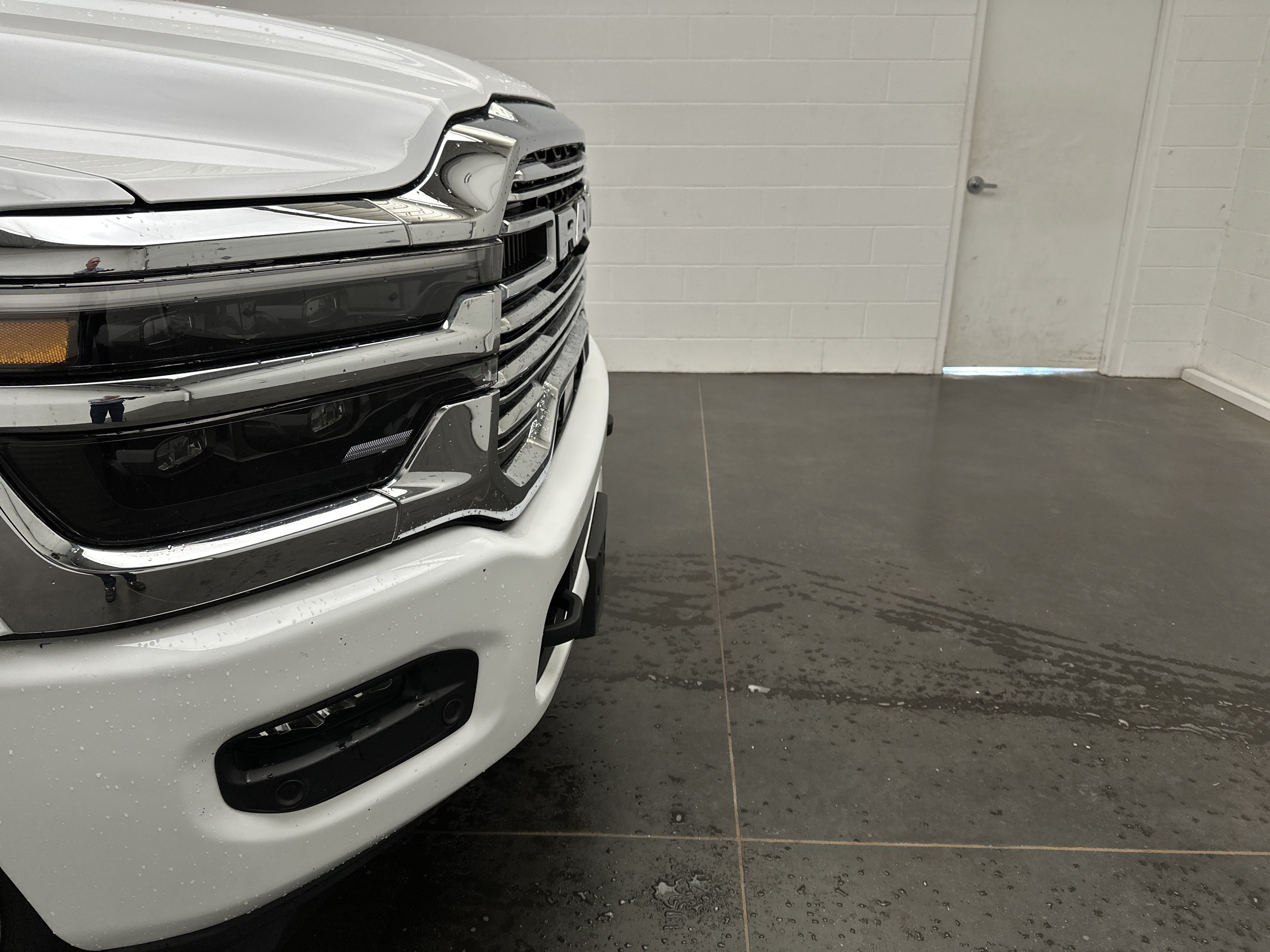 Used 2025 RAM 2500 Laramie AWD/4WD image 2